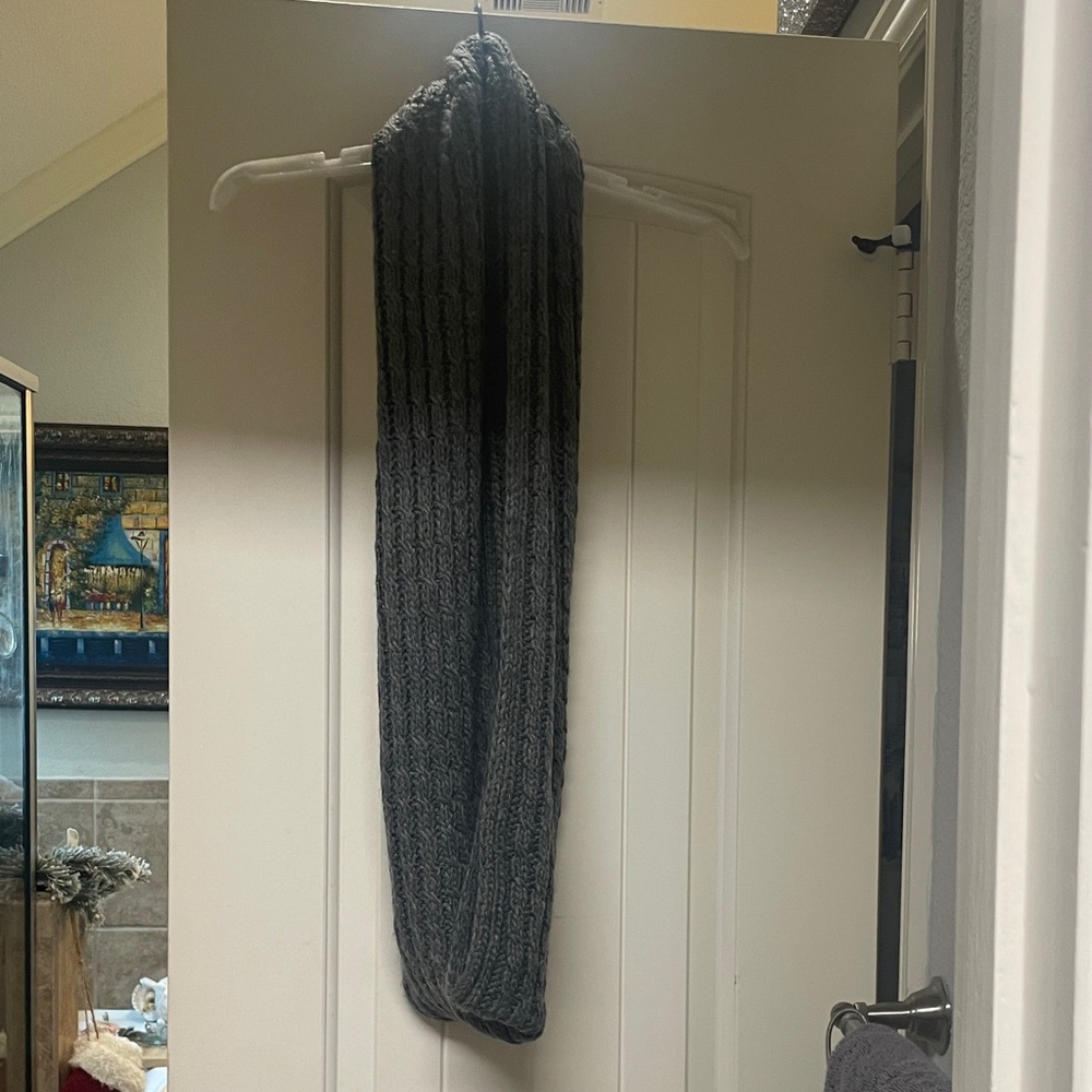 Elegant Gray Knit Scarf